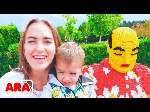 ساحة لعب للأطفال في الهواء الطلق ألعاب ممتعة في حديقة الملاهي مع فلاد و نيكيتا