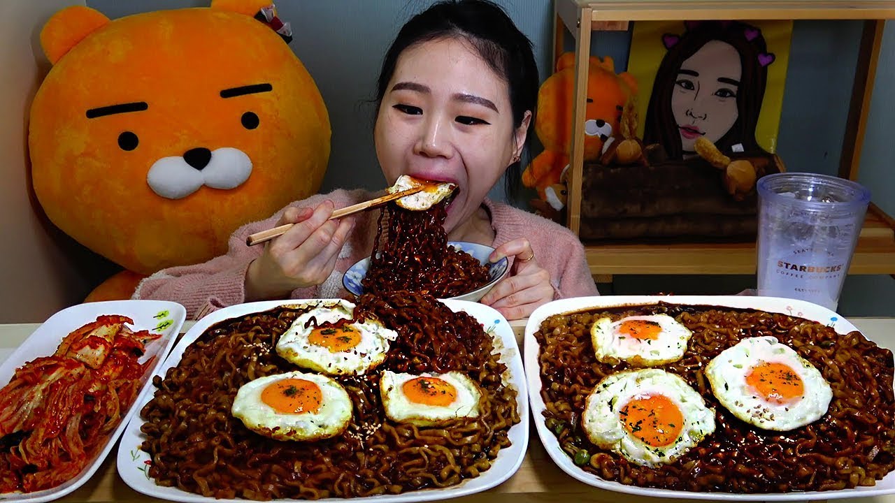 8 пачек Jin Jjajang (лапша быстрого приготовления из черной фасоли) и яичница Mukbang