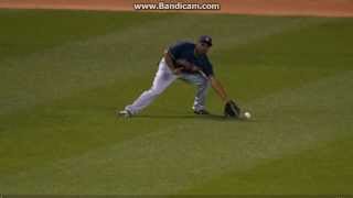 Mauer scores on silly error by Bourn 8-13-13