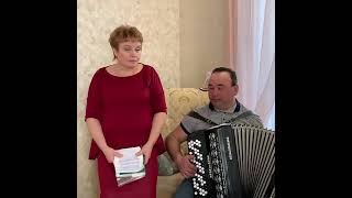 Муж и жена красиво исполняют татарскую песню на баяне.