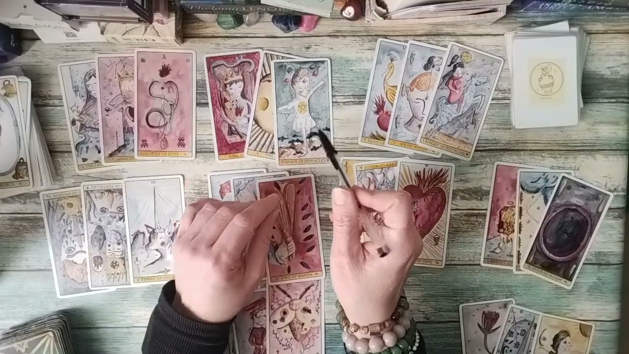 Chi ti sta pensando ora? Perché? Chi è? 👉 Qualcuno che deve farsi perdonare parecchio! #tarot 