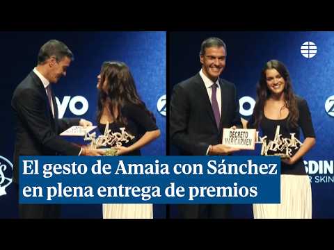 La cantante Amaia le da a Sánchez una pequeña pancarta en plena entrega de premios