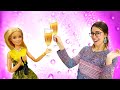 La despedida de soltera de Barbie y sus amigas. Vídeos con muñecas Barbie en español.