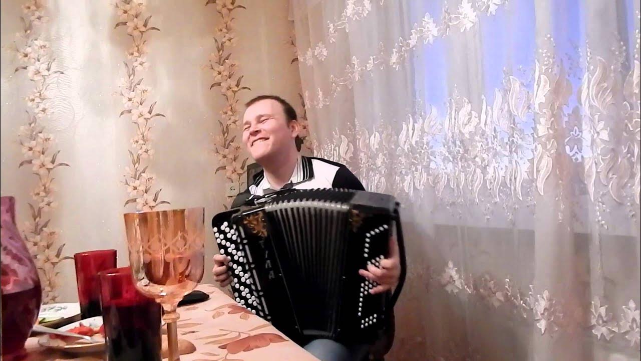 Цыган на баяне. Бабка с аккордеоном. Девушка с аккордеоном. Играет на баяне и поет. Петь под баян.