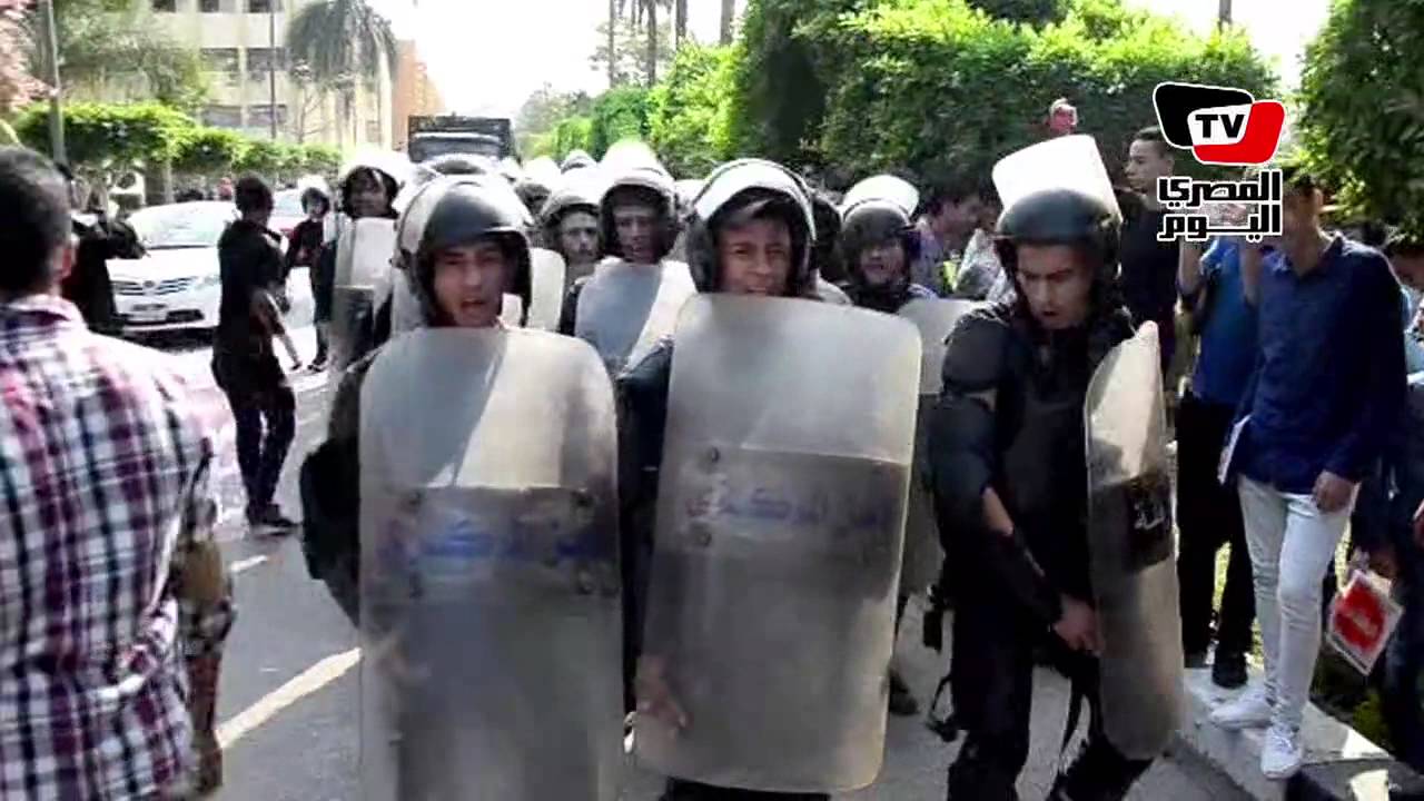 قوات الشرطة تؤمن جامعة المنصورة والأمن المركزي يهتف: جيشك يا مصر .. في السما عالي