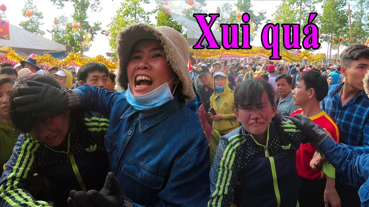 Cảnh chen lấn và sự cố không may ở Lễ Hội chùa Bà Bình... - youtube