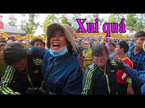 Video Cảnh chen lấn và sự cố không may ở Lễ Hội chùa Bà Bình... - youtube