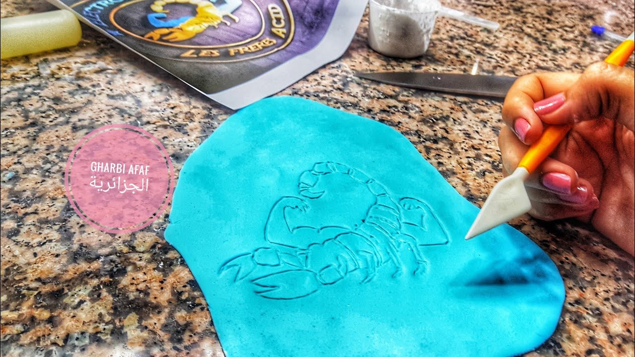 طريقة عمل شعار بعجينة السكر لتزيين الكيك خطوة بخطوة