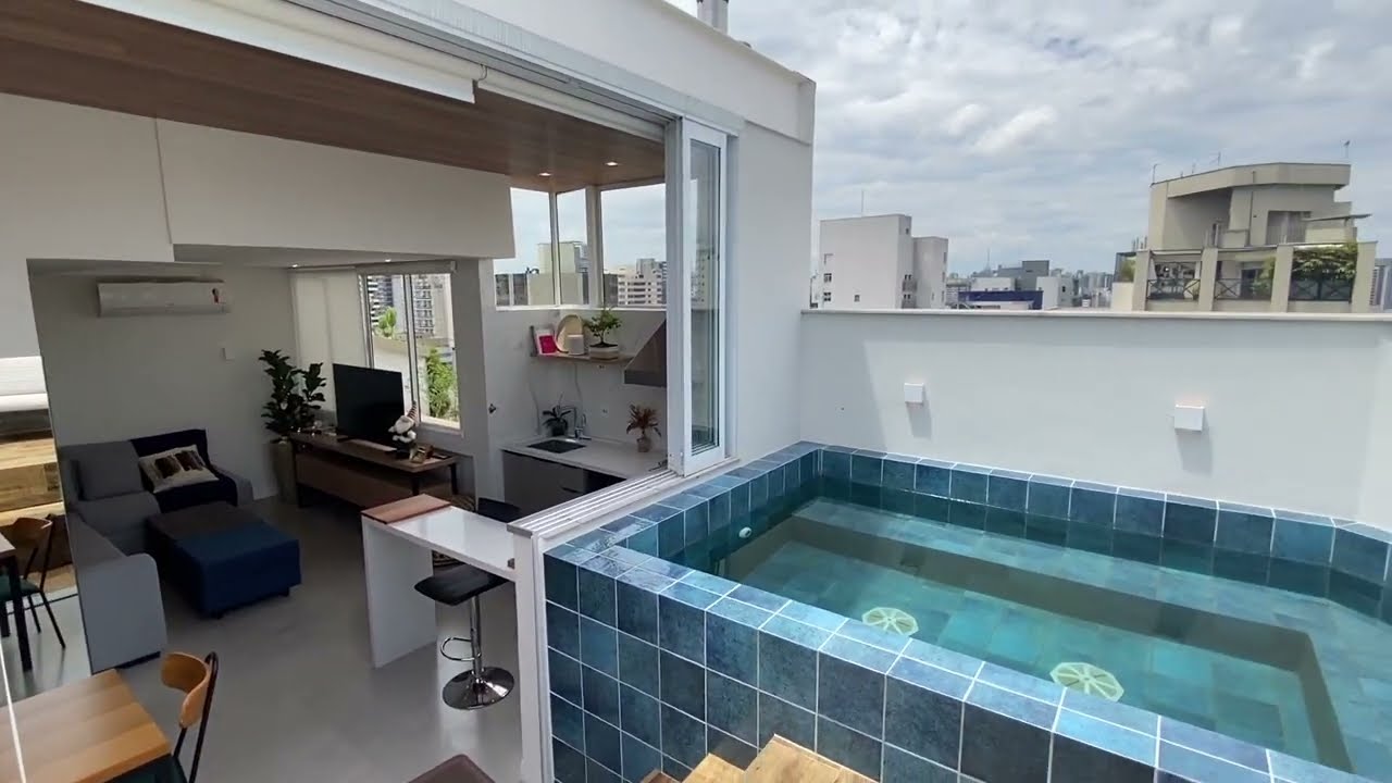 Linda cobertura em Moema, totalmente reformada, decoração jovial e exclusiva.