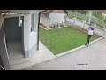 Došao mercedesom pa ušao u dvorište i ukrao papuče (VIDEO)