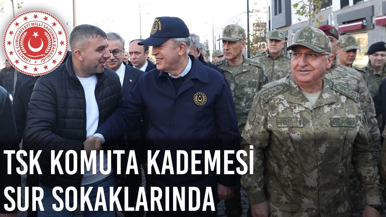 Bakan Akar ve Beraberindeki TSK Komuta Kademesi, Diyarbakır'da Gezdi, Vatandaşlarla Sohbet Etti