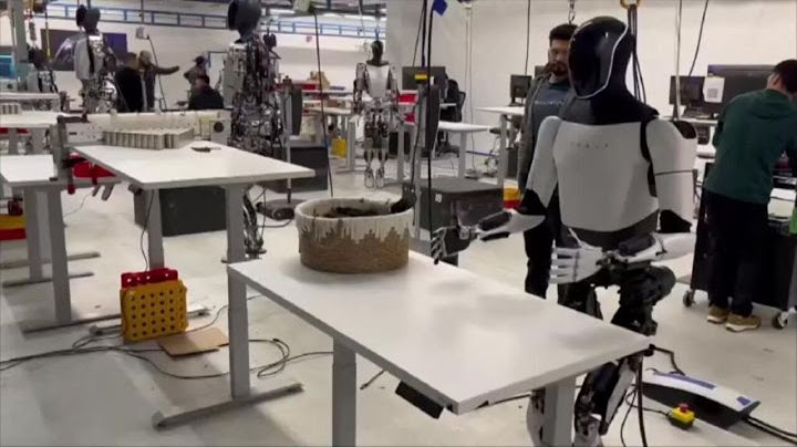 Il robot umanoide di Tesla, Optimus, piega una maglietta