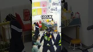 Çocuk Polisi Kendisine Eşlik Etmesi Için Yalvardı.