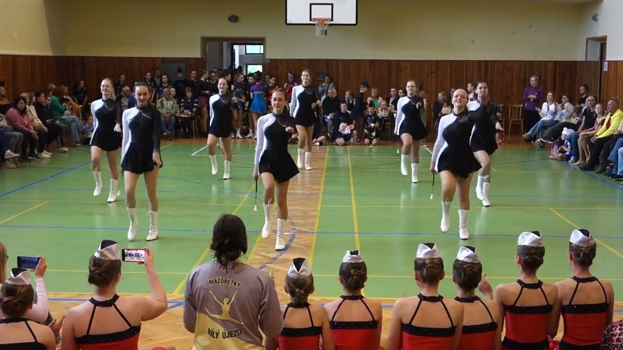 Annabell : ,,  BECOUSE THE NIGHT ,,