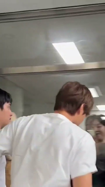 Maknaee momong Hyung jadi nya ya soo gemes 😂🤏🏻 #exo #kai #kyungsoo #kaisoo
