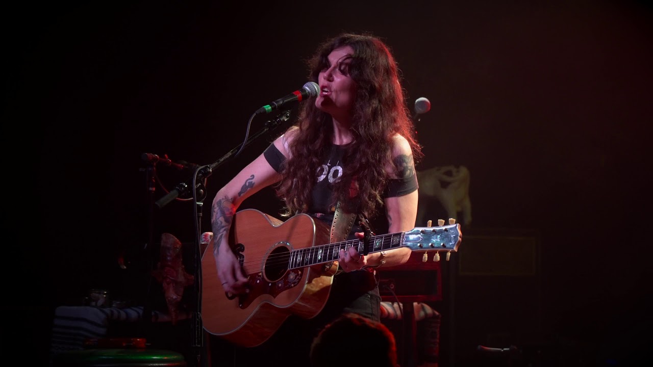 Assista a Lilly Hiatt - Walking Proof no YouTube Assista a Lilly Hiatt - Walking Proof no YouTube
