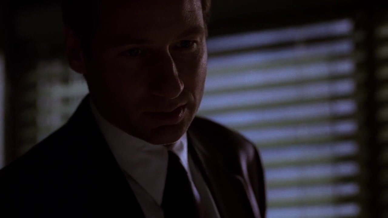 Mulder & Scully secret handshake scene (6x09)