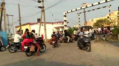 Bold Bell Siren for Closing RailGate | Every One Hurry to Cross Gate || Rail India