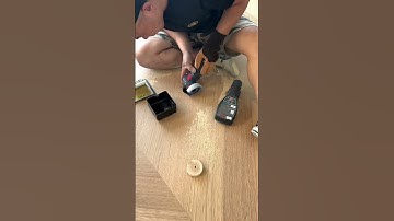 Hoe je een stopcontact op een houten vloer installeert. #electrican #electricaloutlet #construction
