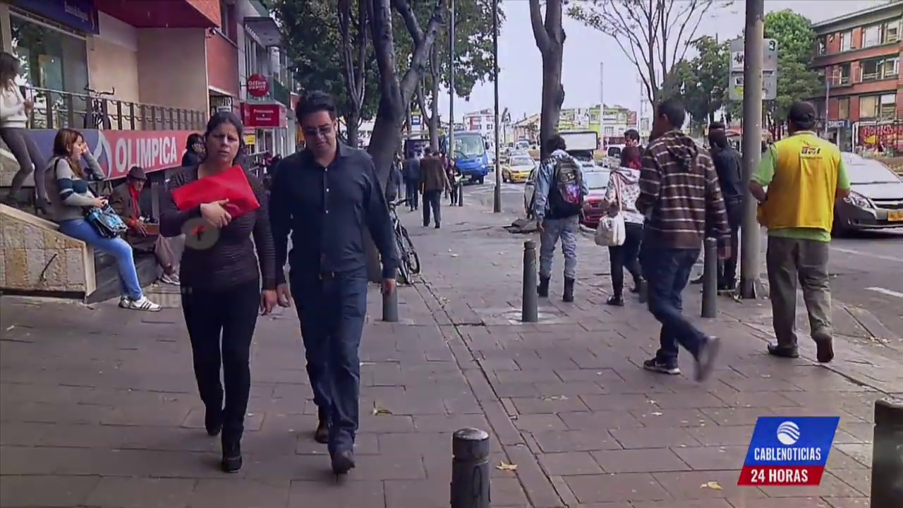Bolardos y vendedores, las trampas para invidentes en los andenes de Bogotá vivo y85