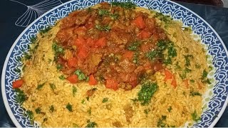 طبق الأرز بالخضر لوجبة العشاء. 