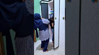 Mama Mau Pake Lipstik,Ada Yang Keluar Dari Dalam Lemari
