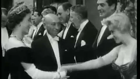 Marilyn Monroe Arrives in London and Meets The Que...