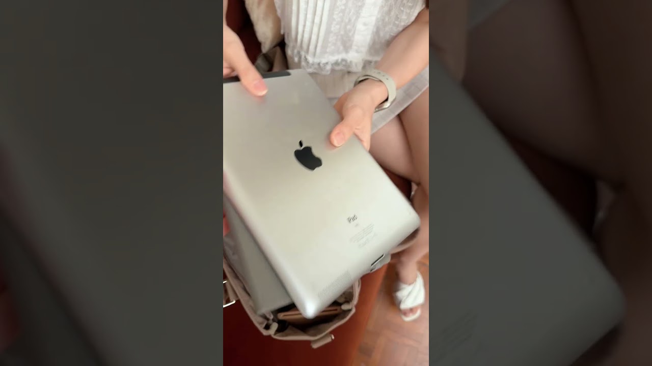 น่ารักแบบต้านไม่อยู่จริง ๆ ค่ะ 💖 ใบนี้ออกแบบจับจีบด้านหน้าให้ทรงดูสวยมีลูกเล่น งานได้หลายลุค