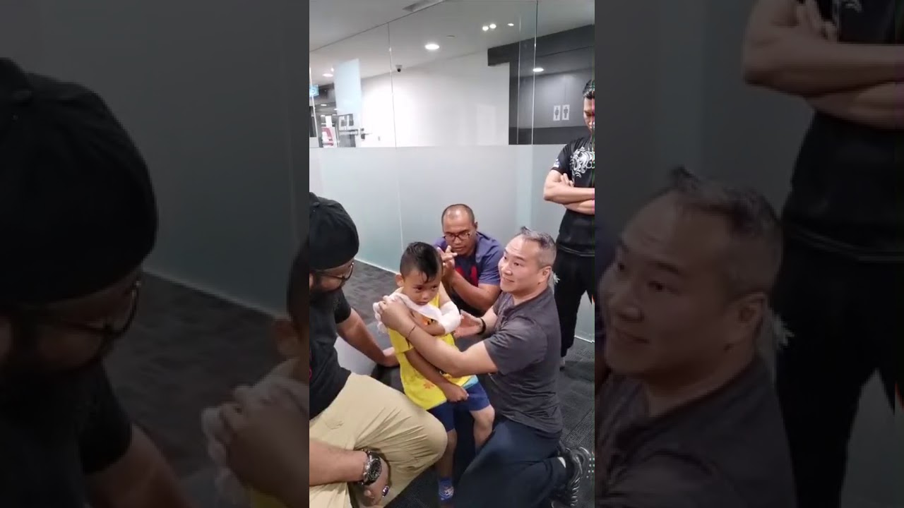 Throwback Yr 2019-Special Case ,the boy fell down and he suffer for his Elbow Chris Leong 马来西亚吉隆坡跌打