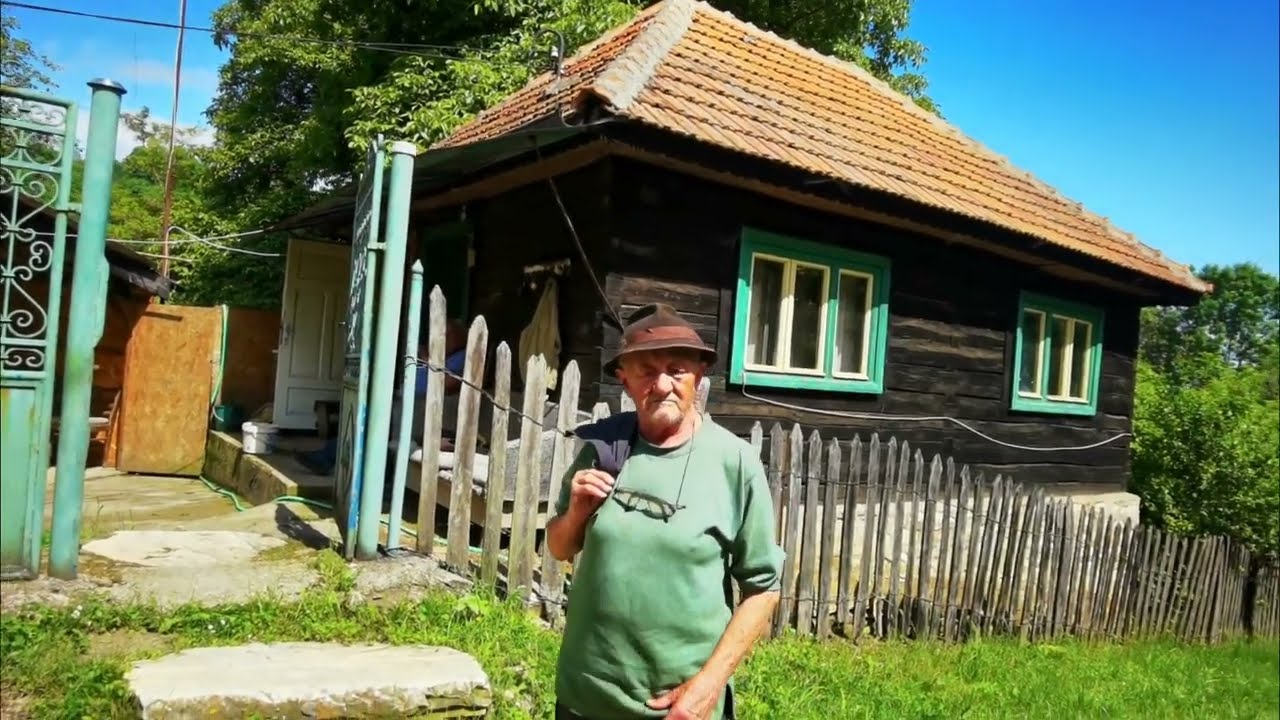 M-a primit în casa lui într-un sat uitat de lume. Case boiereşti din marmură părăsite