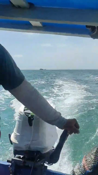 bunyi suara mesin speed boat di tengah laut