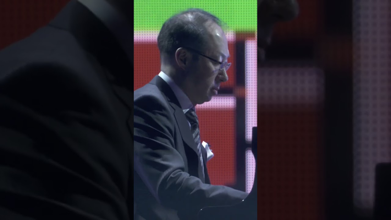 Koji Kondo playing the Super Mario brothers theme at the first TGA in 2014!