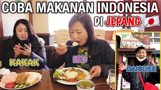 ENAK atau TIDAK?? IBU dan KAKAK AKU PERTAMA COBA MAKANAN INDONESIA!!