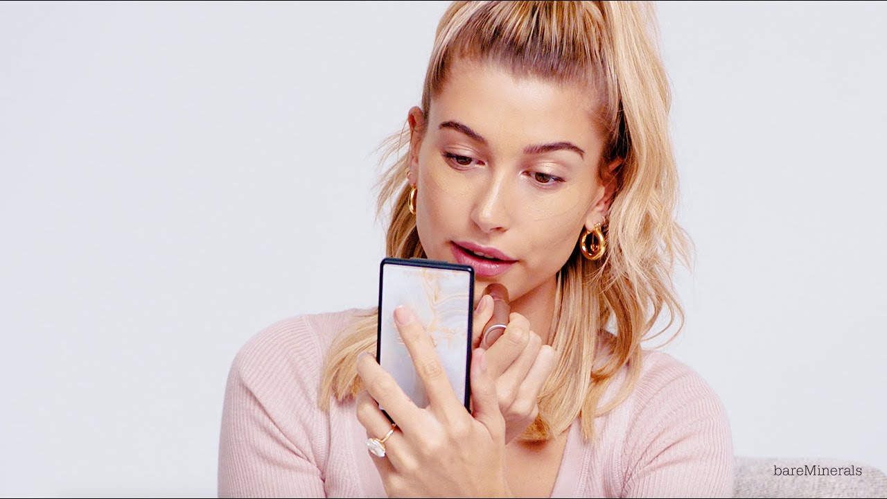 HOW TO mit Hailey Bieber: Complexion Rescue Stick richtig auftragen?