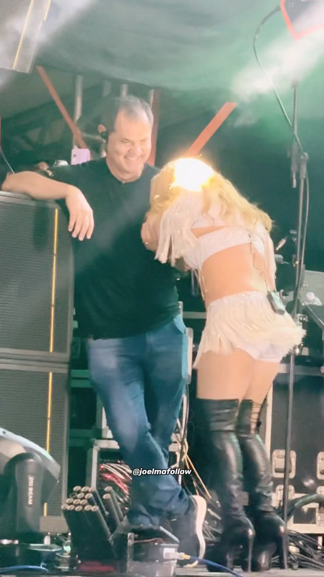 Joelma pegou seu produtor de surpresa e arriscou uma dancinha com ele