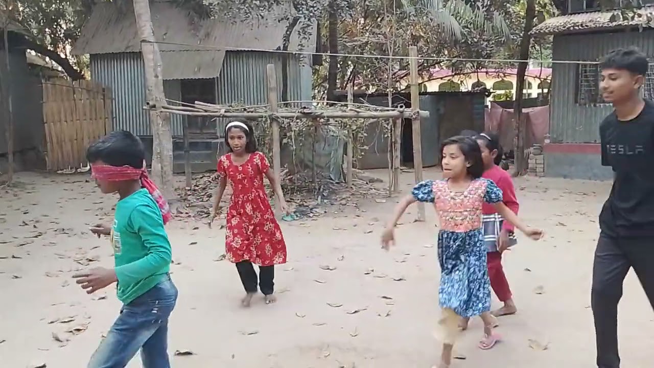 কানা মাছি বৌবো খেলায় মাঠ ভরা হাসি,চোখ বেঁধে দৌড়ায় ওরা ধরে ফেলে কাকেযে আমি❤️❤️#video #farming 