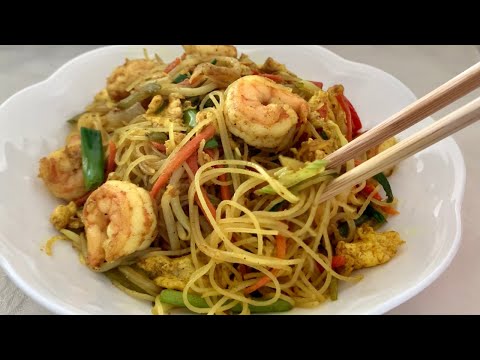 Singapore Style Rice Noodles! Rice Noodles stir fry with shrimp amp vegetables! 