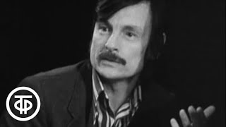 У театральной афиши. Гамлет. Режиссер А.Тарковский (1977) У театральной афиши. Гамлет. Режиссер А.Тарковский (1977)