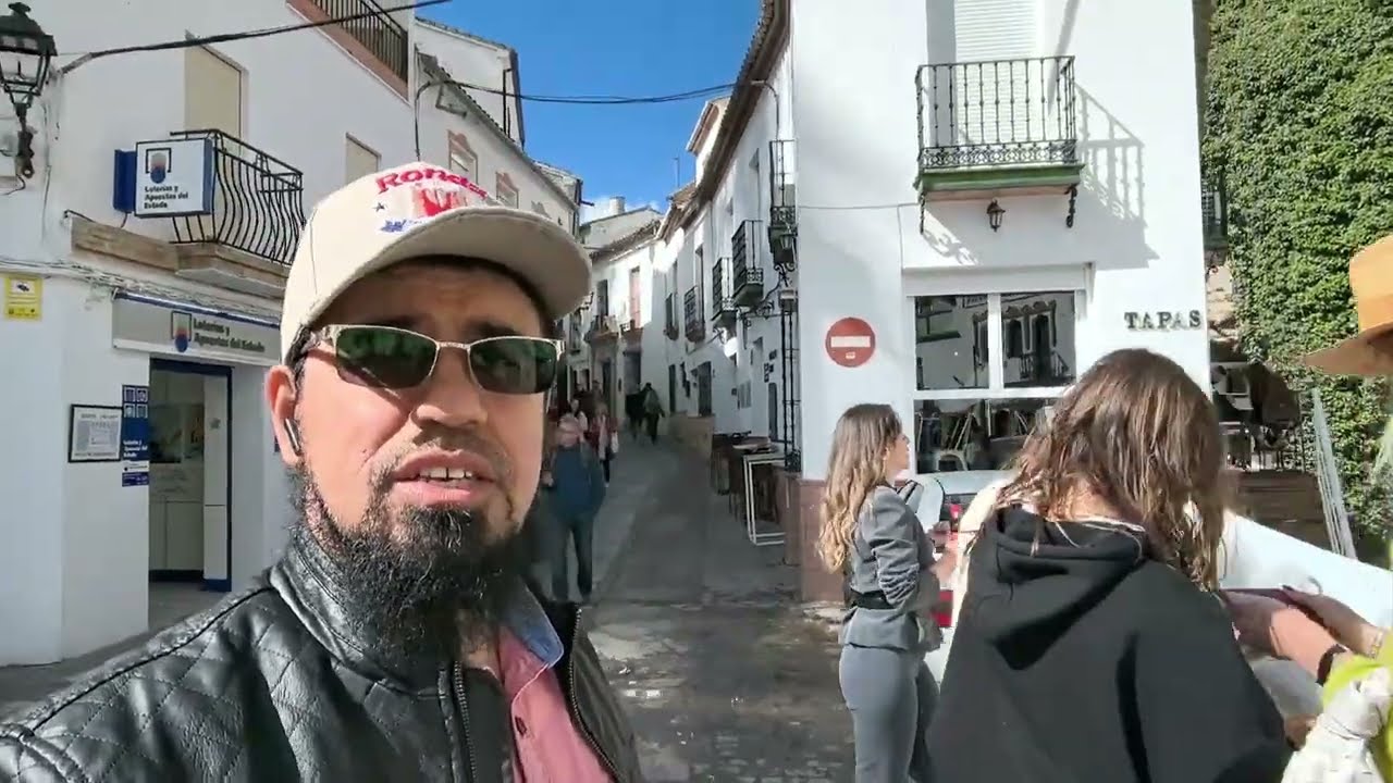 سيتينيل : بلدة أندلسية تحت صخرة جبل Setenil : An Andalusian town nestled beneath a mountain rock