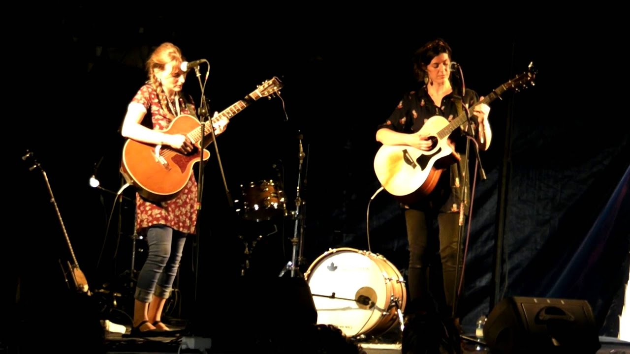 Guarda Crow Puppets - Only Human (live at Lakefest - 9th August 15) su YouTube Guarda Crow Puppets - Only Human (live at Lakefest - 9th August 15) su YouTube