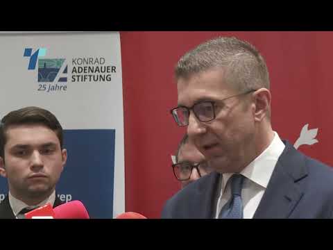 Владата не брза за избори, опозицијата собира пратеници