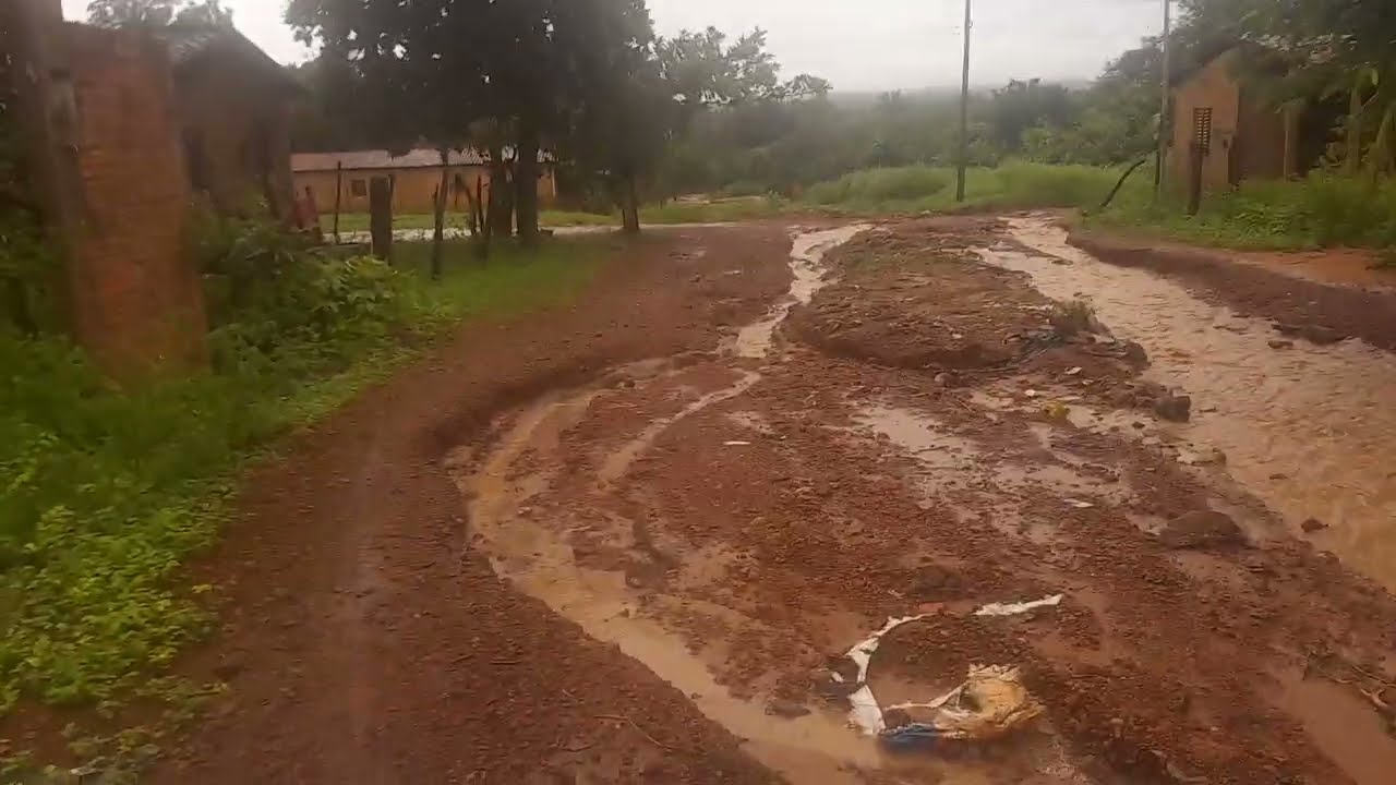 CHUVA  FAZ RIACHO  EM RUA  DO ASSENTAMENTO VEREDAS 2