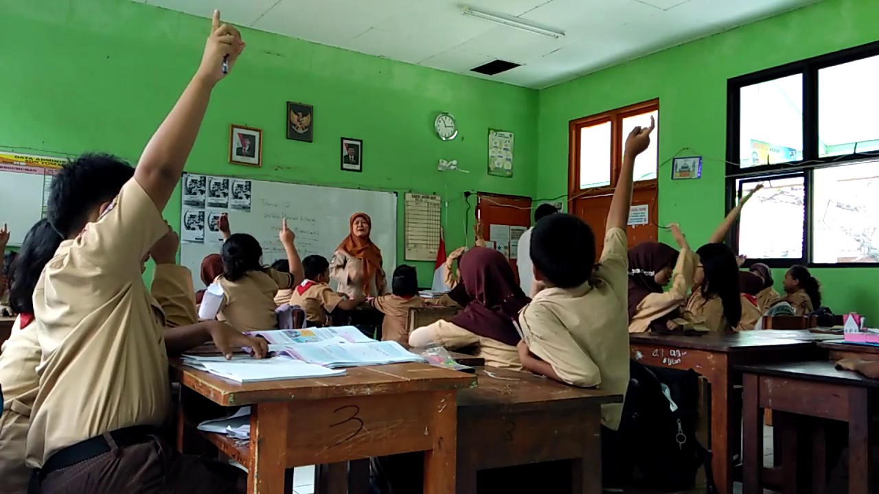 suasana belajar di kelas IV sebuah SD Negeri di Jakarta - YouTube