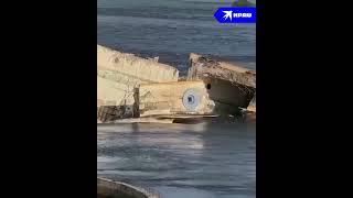 Разрушения плотины Каховской ГЭС после обстрела сняли очевидцы