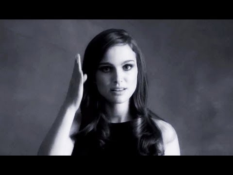 Video: Natalie Portman laimi „baisų“apdovanojimą