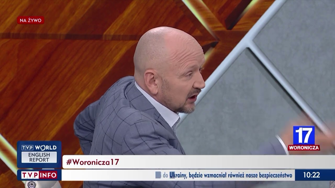 Senator Bury wyciąga ogórek z kieszeni, miażdzy go na stole i wychodzi ze studia