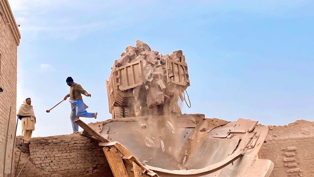 The man opened the trolley door in fear and ran away 🗯️😳