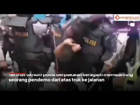 Waduh, Polisi Lempar Warga dari Atas Mobil Truk