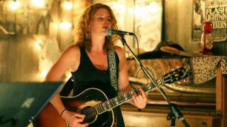 Miniatura de vídeo de "Kathleen Edwards w the Good Lovelies - Sister Golden Hair (the Dakota Tavern, Toronto - Aug 3/10)"