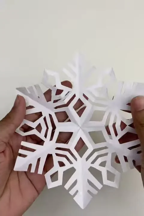 How To Cut Paper Snowflakes / Paper Snowflake / Christmas Decoration idea / 1 minute Video / shorts